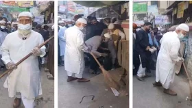 ফজরের নামাজের পরই সড়ক পরিষ্কারে নামলেন বিরোধীদলীয় নেতা