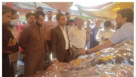 মূল্য তালিকা না রাখায় খেজুরের দোকানিকে জরিমানা