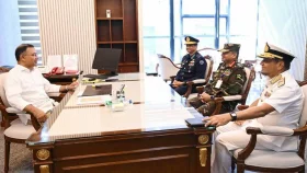 প্রধানমন্ত্রীর সঙ্গে তিন বাহিনী প্রধানের সাক্ষাৎ