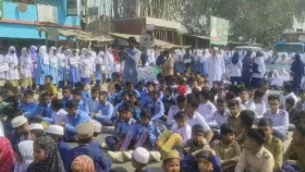 স্কুলের সামনে বাসের ধাক্কায় শিক্ষার্থী নিহত, সড়ক অবরোধ
