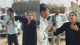 বোরকা পরে স্বামীকে হাতেনাতে ধরলেন স্ত্রী, এরপর যা ঘটল...
