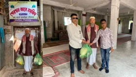 ৩৫ বছর মসজিদে বসবাসরত ভূমিহীন মুয়াজ্জিন পেলেন সহায়তা