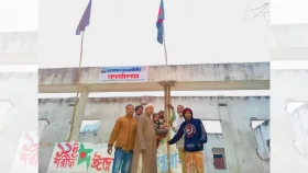 জয়বাংলা স্লোগান দিয়ে আ.লীগ কার্যালয়ে পতাকা উত্তোলন