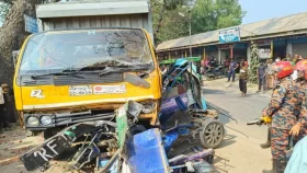 গাইবান্ধায় কার্গো-ইজিবাইকের মুখোমুখি সংঘর্ষ, চালকসহ নিহত ২