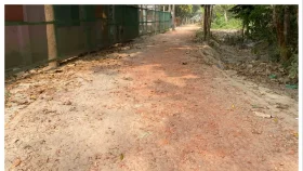 লৌহজংয়ে সড়কে খোয়া ফেলে উধাও ঠিকাদার, ভোগান্তিতে এলাকাবাসী