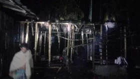 ইন্দুরকানীতে গভীর রাতে বসতঘরে আগুন, বাঁধা দেওয়ায় কুপিয়ে জখম