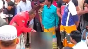 চুরির অভিযোগে যুবকের মাথা ন্যাড়া করে জুতাপেটার অভিযোগ