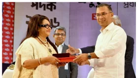 প্রধানমন্ত্রীর কাছ থেকে একুশ পদক নিলেন ববিতা