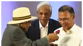 প্রধানমন্ত্রীর &nbsp;হাতে লাল গোলাপ তুলে দিলেন শফিক রেহমান