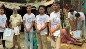 টিফিনের টাকা বাঁচিয়ে অসহায়দের মাঝে খাদ্য সামগ্রী বিতরণ