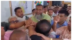 বগুড়ায় নির্বাচন অফিসে বিএনপির শীর্ষ দুই নেতার হাতাহাতি