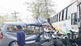 বরিশালে বাস-মাইক্রোবাসের মুখোমুখি সংঘর্ষে নিহত ২