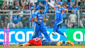 ৪৯৯ রান-উৎসবে ইংল্যান্ডকে ৭ রানে হারিয়ে ফাইনালে ভারত