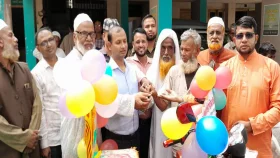 সেই অটোভ্যান চালকের পাশে দাঁড়ালেন দুই প্রবাসী