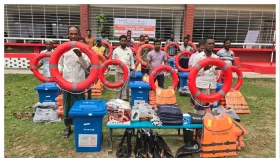 রাঙ্গাবালীতে সমুদ্রগামী অর্ধশতাধিক ট্রলারের জেলেরা পেল নিরাপত্তা সরঞ্জাম&nbsp;