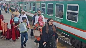 ট্রেনে ঈদযাত্রা শুরু, নাড়ির টানে ছুটছেন ঘরমুখী মানুষ