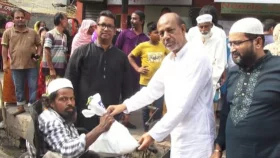 নারায়ণগঞ্জে বিএনপি নেতার ঈদ সামগ্রী বিতরণ