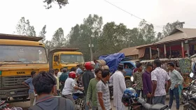 জামালপুরে ফিলিং ষ্টেশনে তেল না পেয়ে সড়ক অবরোধ