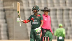 ব্যাট হাতে বিস্ফোরক তানজিদ; সাইফের বিদায়ে ভাঙল শতরানের জুটি