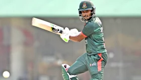 ব্যাট হাতে বিস্ফোরক তানজিদ; সাইফের বিদায়ে ভাঙল শতরানের জুটি