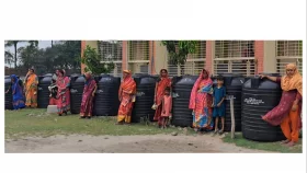 লবণাক্ততার কষ্টে থাকা গ্রামে মানবিক উদ্যোগে মিলল পানির ট্যাংক