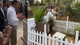 দিনাজপুরে নানা-নানির কবর জিয়ারত করলেন তারেক রহমান