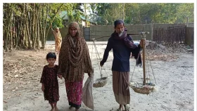 চাল পেল স্বচ্ছলরা, খালি হাতে ফিরল গরিবরা