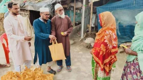 বাড়ি বাড়ি গিয়ে ঈদসামগ্রী পৌঁছে দিলেন জামায়াত নেতা