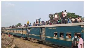 ঈদযাত্রায় ট্রেনের ছাদেও উপচেপড়া ভিড়