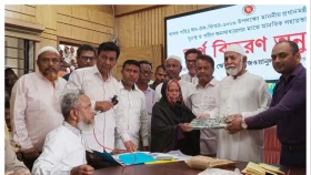 পার্বতীপুরে দু:স্থদের হাতে পৌঁছাল প্রধানমন্ত্রীর ত্রাণ ও শাড়ি