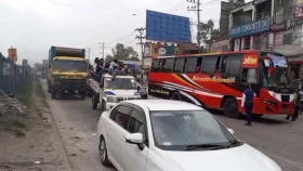 যমুনা সেতু মহাসড়কে যান চলাচল করেছে থেমে থেমে