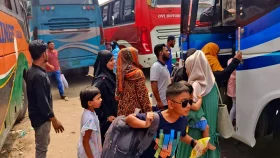 ঈদযাত্রায় যাত্রীদের কাছ থেকে বাড়তি ভাড়া নেওয়া হচ্ছে না