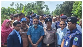 ট্রেন দুর্ঘটনাস্থল পরিদর্শনে বিভাগীয় কমিশনার ও জেলা প্রশাসক