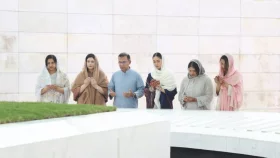 পরিবারের সদস্যদের নিয়ে বাবা-মায়ের কবর জিয়ারত করলেন প্রধানমন্ত্রী