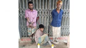সাঙ্গু নদীতে বিষ দিয়ে মাছ শিকার, ৩ জন আটক