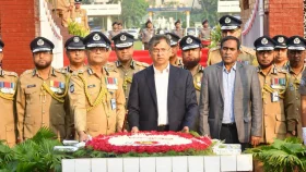 শহীদ পুলিশ সদস্যদের প্রতি স্বরাষ্ট্রমন্ত্রী-আইজিপির শ্রদ্ধা