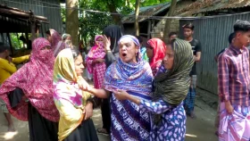 চোর সন্দেহে সন্তানকে না পেয়ে মা-বাবাকে মারধর, অপমানে মায়ের আত্মহত্যা