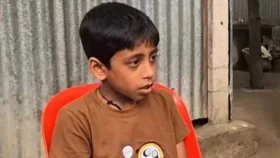'মা আমাকে ধাক্কা দিয়ে বের করে দেয়, মানুষজনের চাপে আর বের হতে পারেনি'