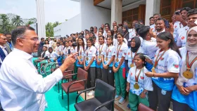 পেশাদার জীবনে খেলোয়াড়দের রাজনীতিতে যোগ না দেওয়ার আহবান প্রধানমন্ত্রীর