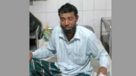 বিএনপি নেতাকে পানিতে চুবালেন আ.লীগ সমর্থক