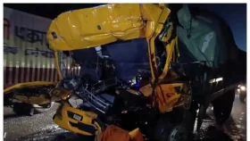 ফেনীতে কাভার্ডভ্যানকে ট্রাকের ধাক্কা, চালক নিহত