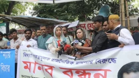 সেলিম প্রধানের মুক্তির দাবিতে পরিবারের মানববন্ধন, কাঁদলেন বোন