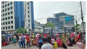 তেজগাঁওয়ে সড়ক অবরোধ করল পোশাক শ্রমিকরা