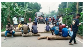 জ্বালানি তেল না পেয়ে সড়ক অবরোধ, যান চলাচল বন্ধ
