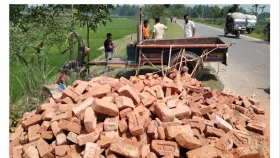 কুড়িগ্রামে ইটবোঝাই ট্রলি উল্টে চালকের মৃত্যু
