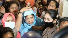 হুড়োহুড়িতে সিঁড়িতে পড়ে গেলেন শিরীন শারমিন চৌধুরী
