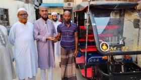 রাজধানীতে জামায়াতের রিকশা বিতরণ