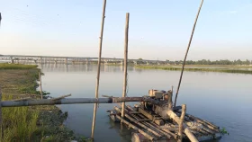 দুধকুমার নদে অবৈধ বালু উত্তোলন, ঝুঁকিতে সোনাহাট সেতু ও তীর রক্ষা বাঁধ