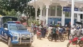 পেট্রল নিয়ে সংঘর্ষ: ছুরিকাঘাতে আহত ৩, আটক ১