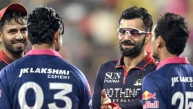 বৈভবের তাণ্ডবে মুগ্ধ কোহলি দিলেন উপহার